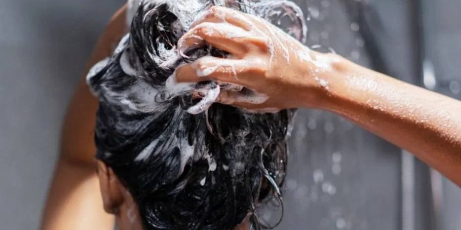 Zašto ne biste trebali prati kosu navečer